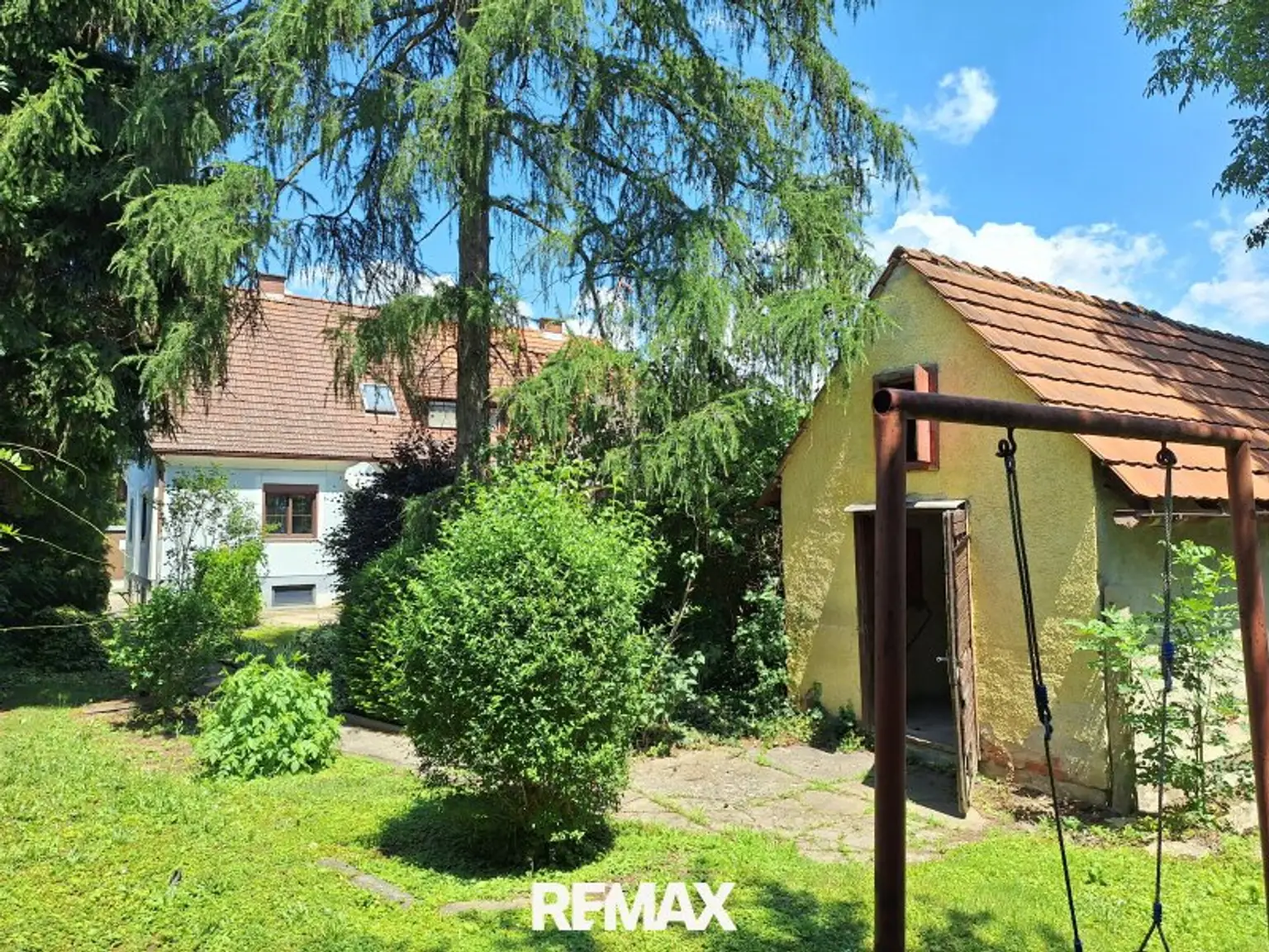Gartenansicht mit Nebengebäude
