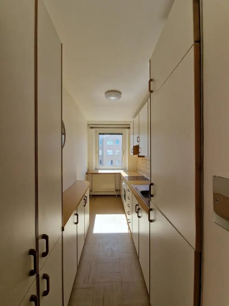 "Helle 3-Zimmerwohnung in zentraler Ruhelage - gute Verkehrsanbindung - WG geeignet"