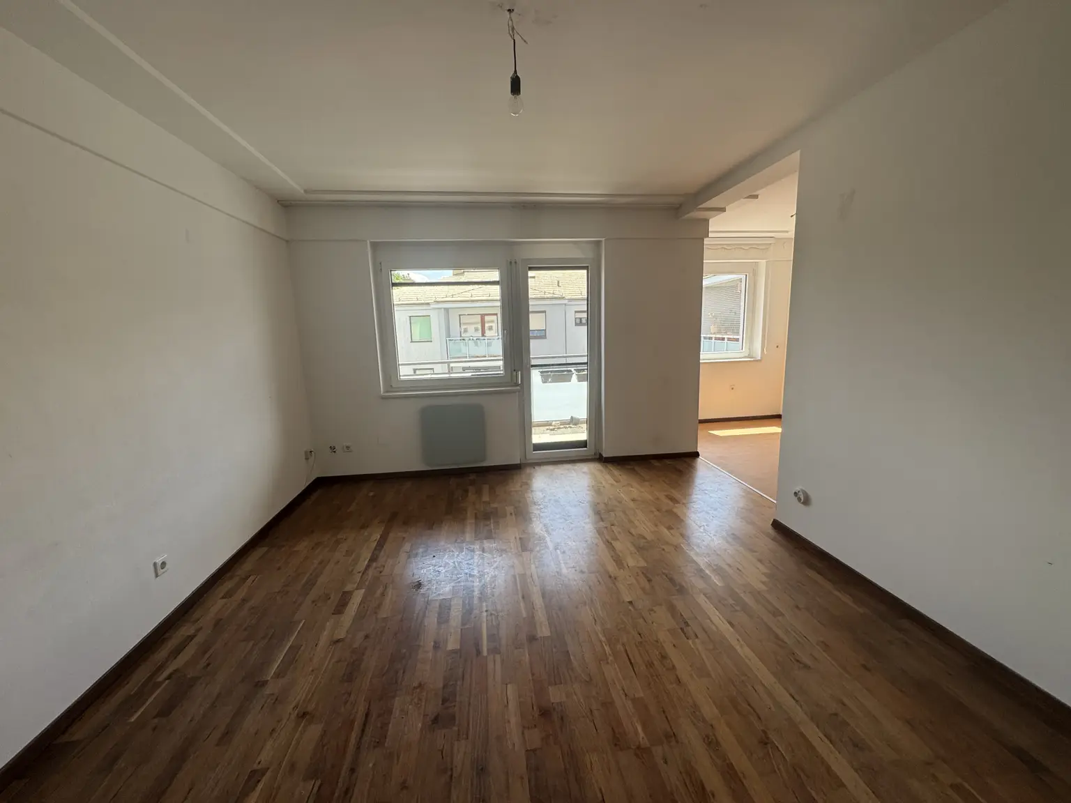 Wohnzimmer mit Ausgang auf die Loggia