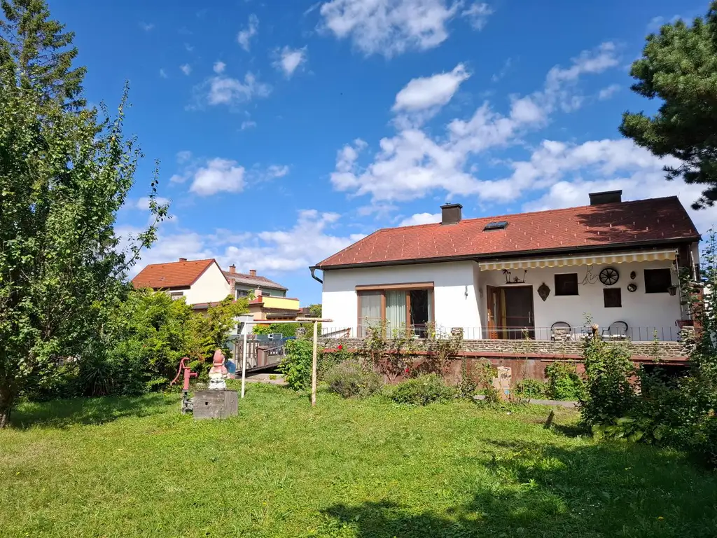 Einfamilienhaus mit Keller, Loggia, Garage und Garten, nur 300 Meter zum Neufelder See