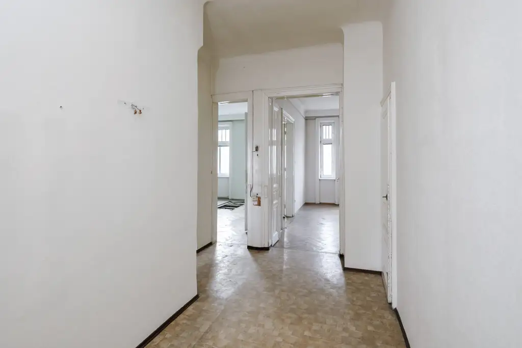Sanierungsbedürftiges 3 Zimmer Altbau-Juwel mit Balkon in sehr guter zenraler Lage von Döbling!