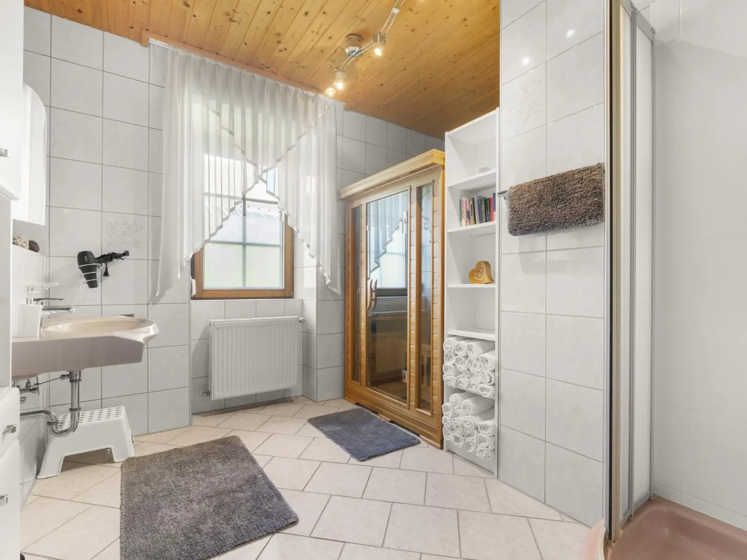 Badezimmer mit Infrarotkabine