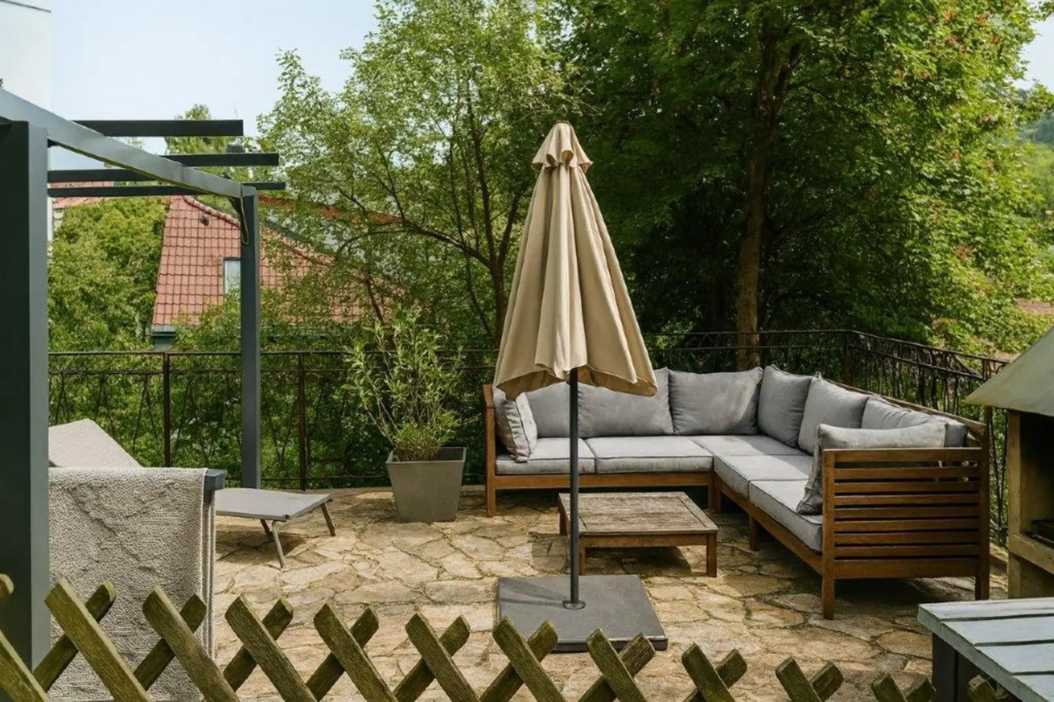 Terrassenbereich_mit_Edelstahlgriller_für_das_2__Obergeschoss