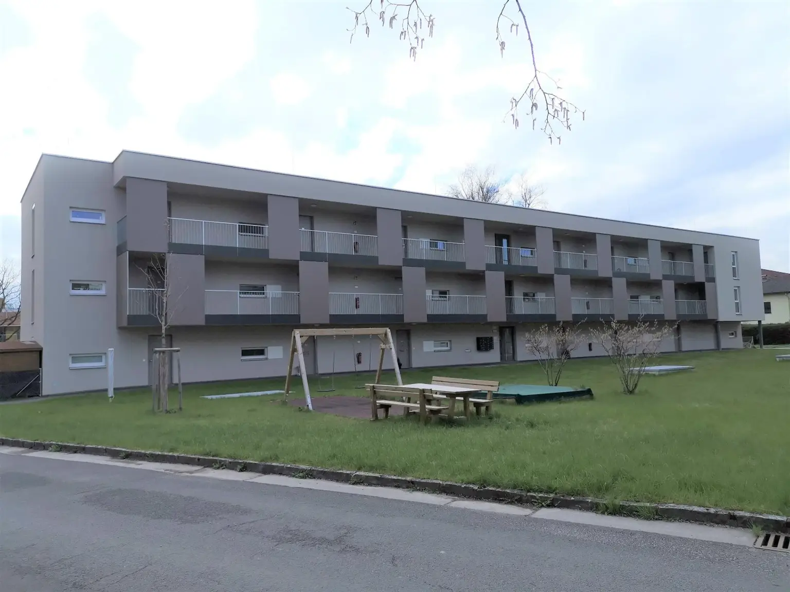 2-Zimmer-Wohnung mit Terrasse und Eigengarten und 2 Parkplätzen (1 x in Tiefgarage) zu vermieten