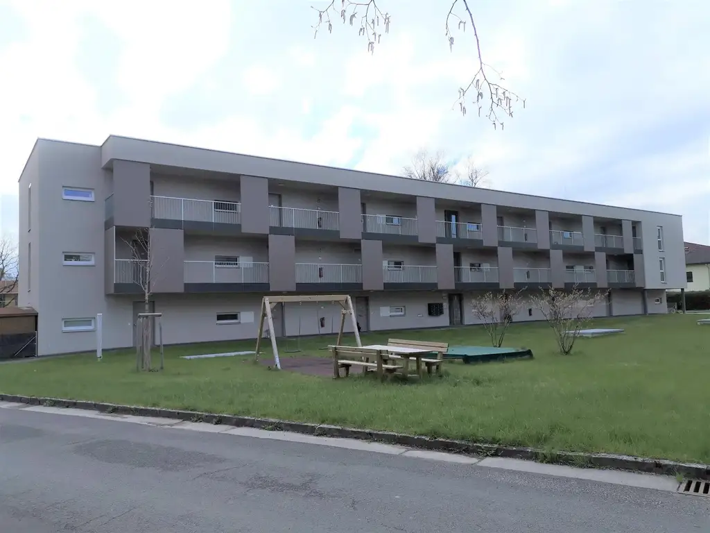 2-Zimmer-Wohnung mit Terrasse und Eigengarten und 2 Parkplätzen (1 x in Tiefgarage) zu vermieten