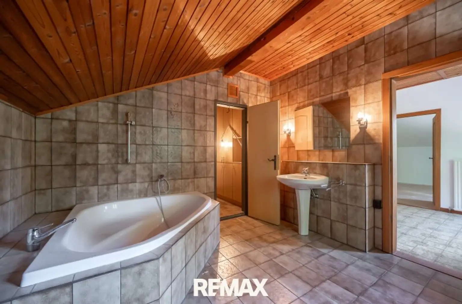 Obergeschoss: Bad mit Badewanne, WC und Bidet