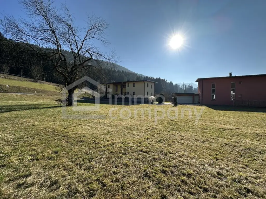 Baugrundstück Göfis, gesamt 1.579 m2, davon sind 500 m2 Bauland bereits verkauft. Flexible Grundstücksteilung des verbleibenden Baugrundstückes von ca. 1.079 m2 möglich (2 weitere von insgesamt 3 Bauparzellen oder gesam…