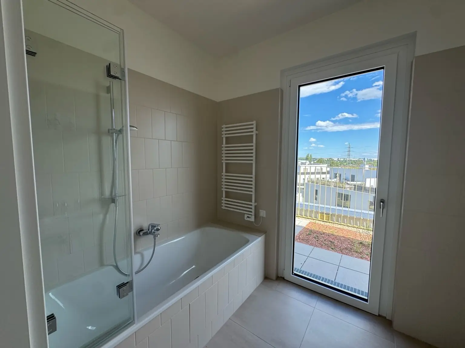 Neu und provisionsfrei! 3 Zimmer Wohnung mit Dachterrasse und Ausblick: Hirschfeld