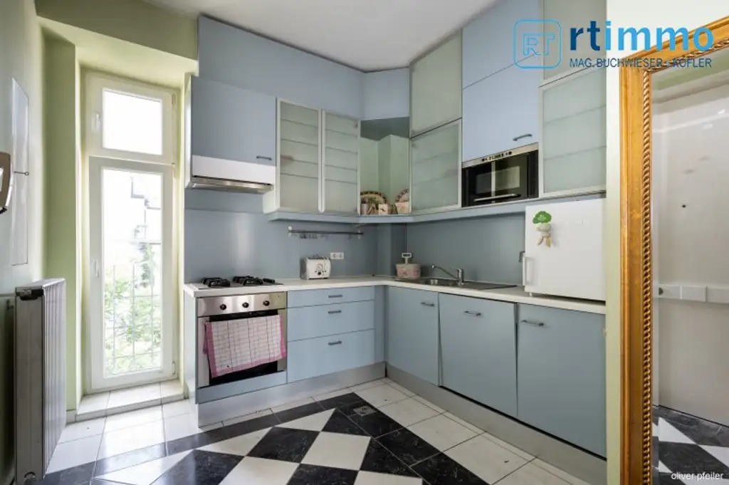 U-BAHNNÄHE: ALTBAUCHARME: 4-Zimmer-Wohnung in hohem Liftstock und Ausblick