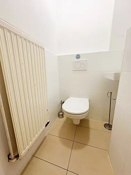 OPERNRING, STAATSOPER, klimatisierte 106 m2 Altbau, 3 Zimmer, Möblierung möglich, Extraküche, 2 Bäder, 4. Liftstock