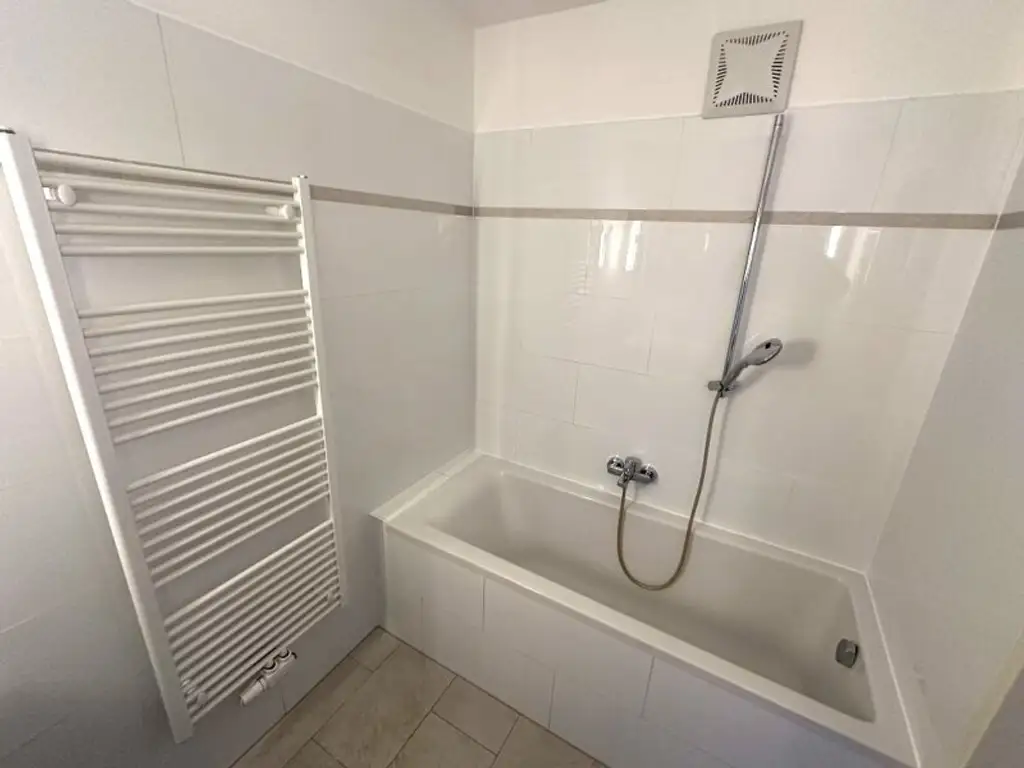 U3-NÄHE, LORYSTRASSE, sonnige 74 m2 Neubau mit 8 m2 Balkon, 2 Zimmer, Wohnküche, Wannenbad, Garage möglich, 3. Liftstock