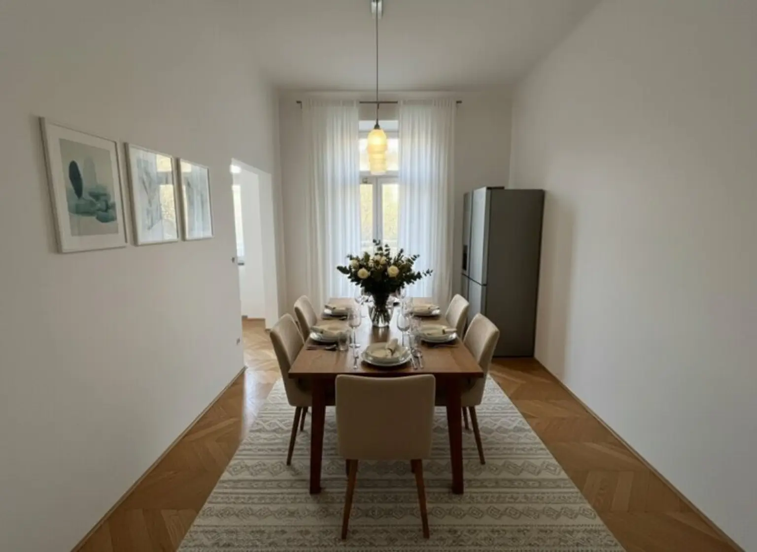 ERSTBEZUG NACH SANIERUNG: Ansprechende 6-Zimmer-Altbauwohnung mit Balkon, unweit von Kutschermarkt