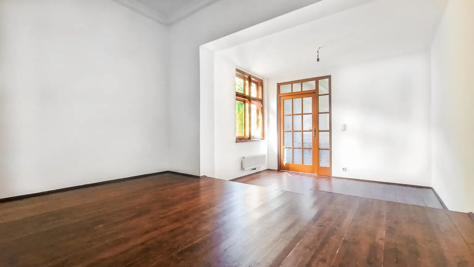 Grüne Oase in Prestige-Lage, Stilvilla mit ca. 1.600 m² Grund, Gästehaus, 2 Garagen und großem Pool