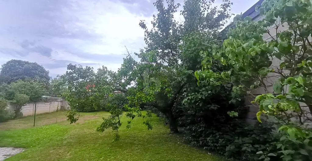 TRADITIONELLES STRECKHAUS MIT UNEINSICHTIGEM GARTEN UND ZWEI GARAGEN