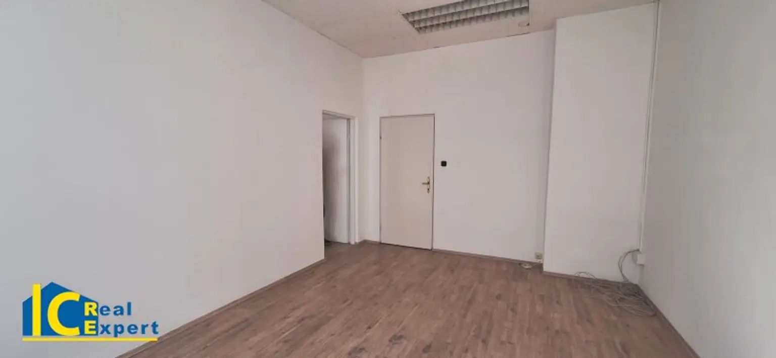 Zugang zum Vorraum und zu einem weiteren Raum