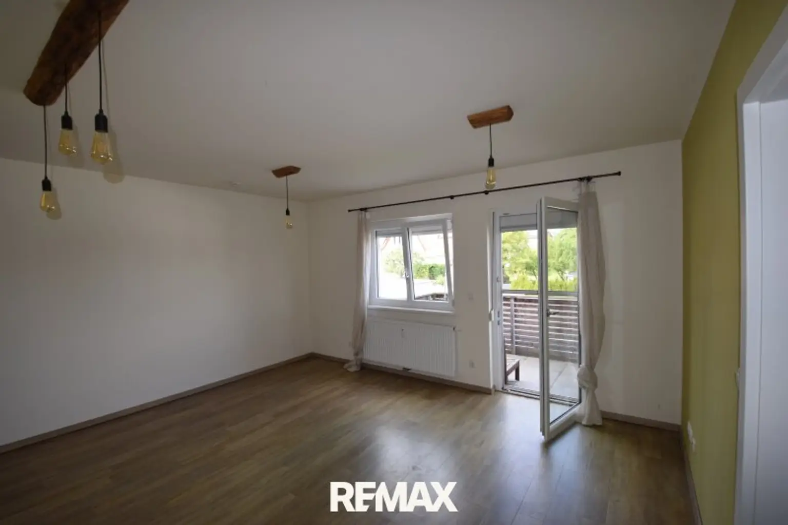 Wohnzimmer mit Balkon