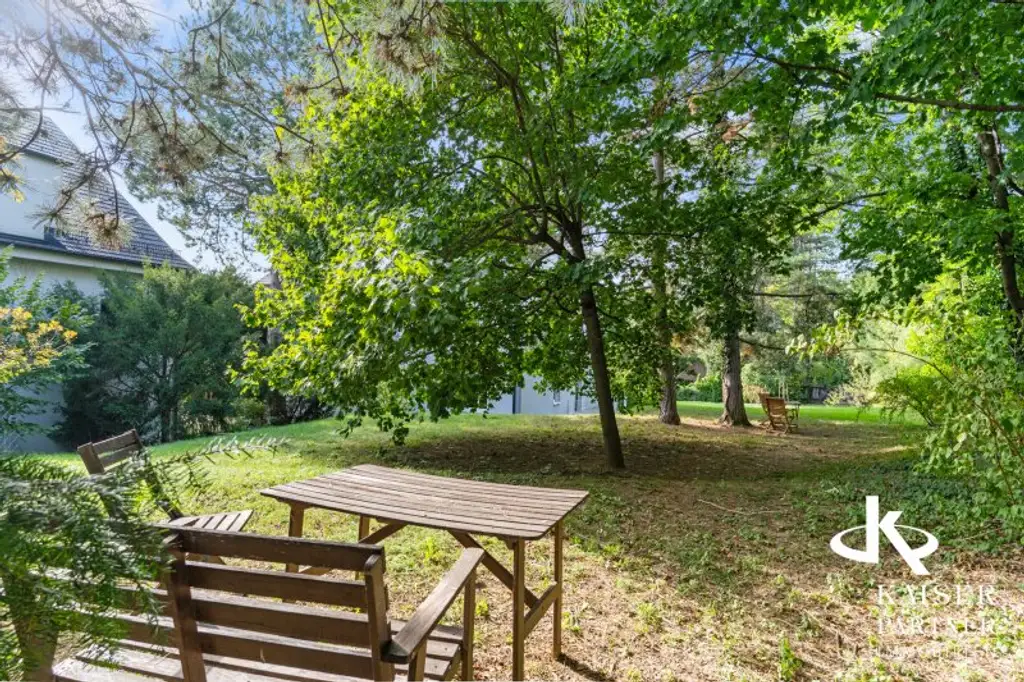 Neurenovierte 6-Zimmer-Wohnung mit  Terrasse in den Garten, Balkonen und Grünblick!