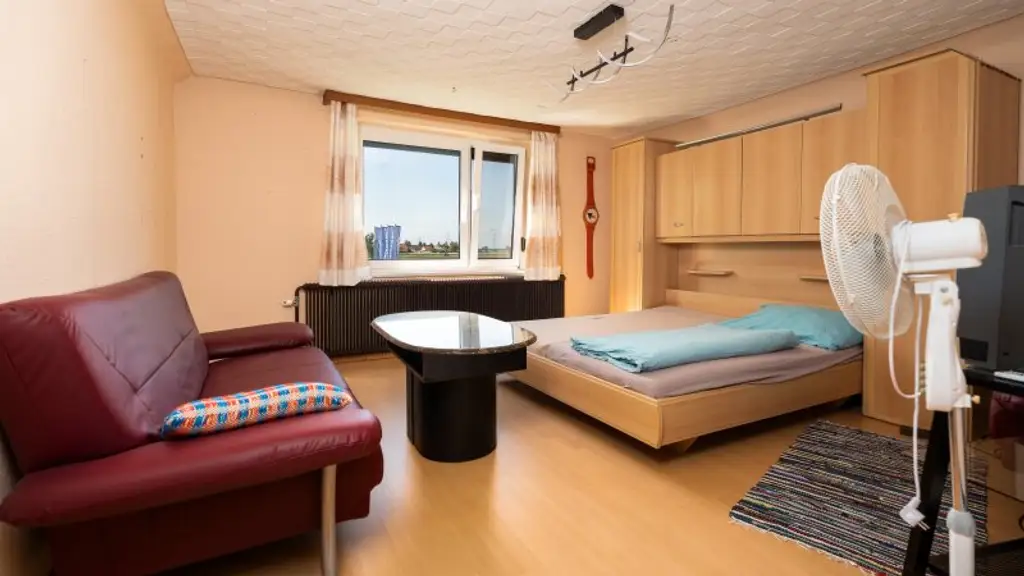 Kapitalanlage mit Potential – 2 Häuser auf Eckgrundstück mit rund 938 m² Grundstücksfläche!