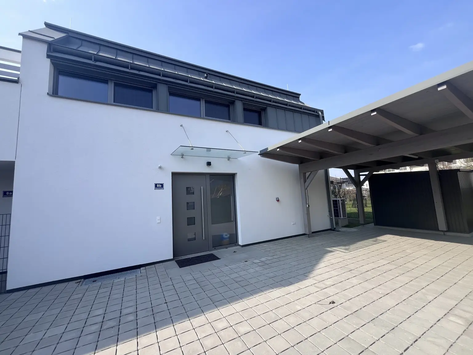 Erstbezug !! Traumhafte Doppelhaushälfte , Wohnkeller  mit Garten und 2 Stellplätzen!