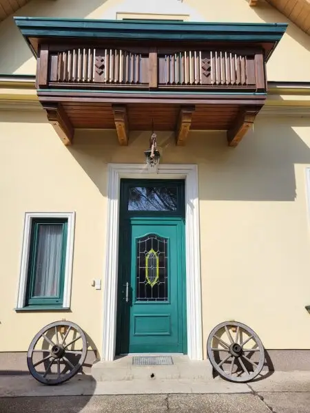 Charmante Villa mit weitläufigem Garten, Wintergarten & vielseitigen Wohnbereichen by Lifestyle Properties