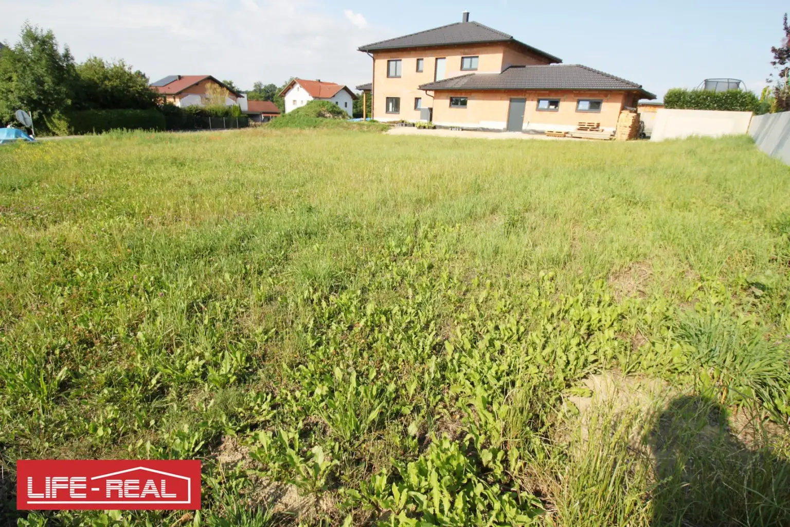 Großzügiges, ebenes Baugrundstück mit Südausrichtung – bereits erschlossen