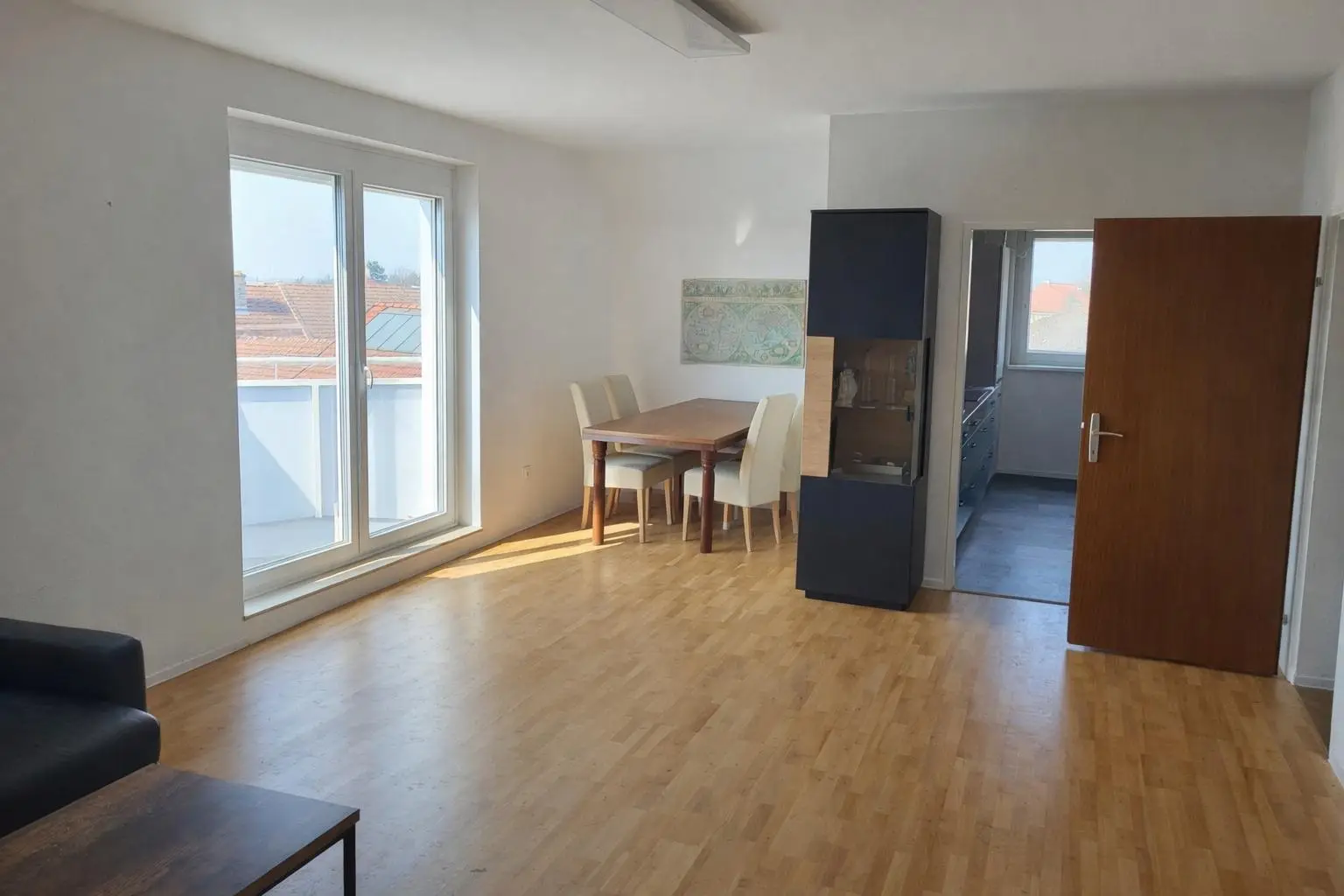 Helles Wohnzimmer mit Essbereich