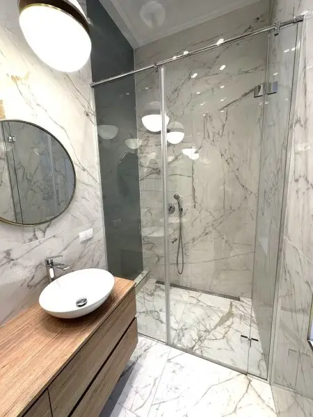 MÖLLWALDPLATZ, U1-NÄHE, 124 m2 ALTBAU, Wohnküche, 2 Zimmer, klimatisiert, 2 Bäder, Parketten, Loggia, 1. Liftstock, provisionsfrei