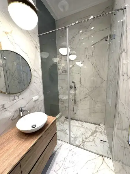 MÖLLWALDPLATZ, U1-NÄHE, 124 m2 ALTBAU, Wohnküche, 2 Zimmer, klimatisiert, 2 Bäder, Parketten, Loggia, 1. Liftstock, provisionsfrei