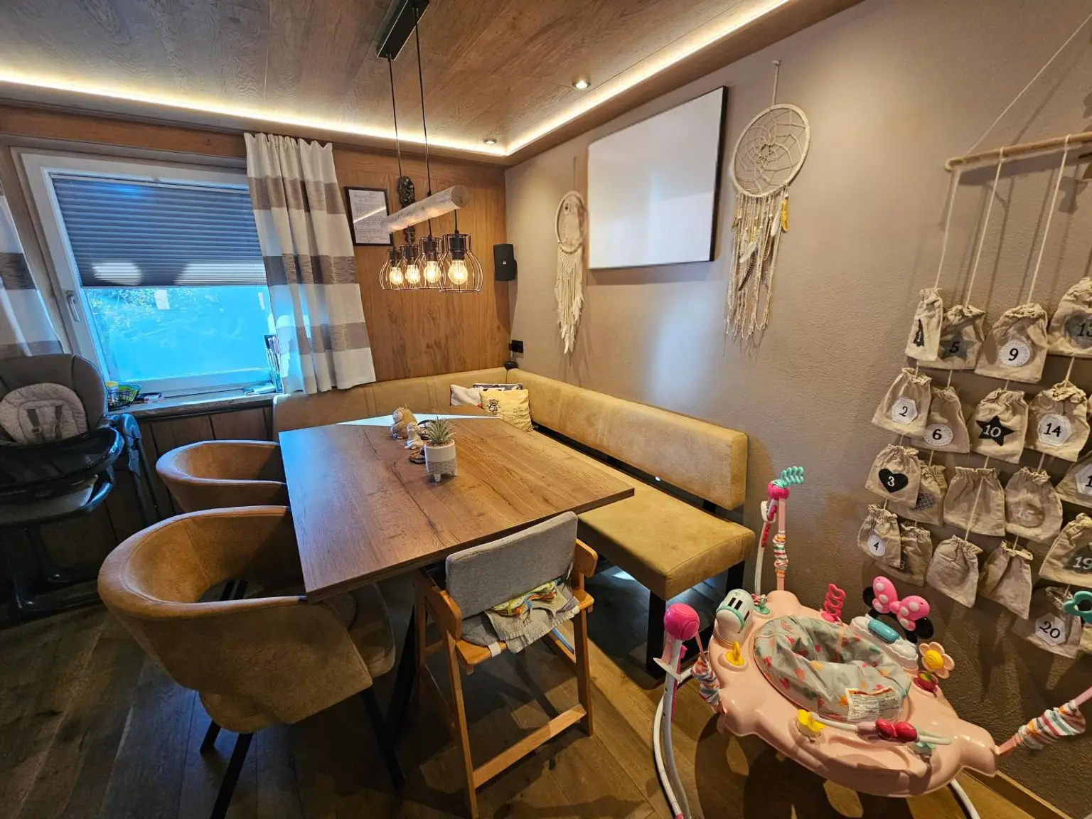 Großzügiges Zweifamilienhaus mit Garten und Pool