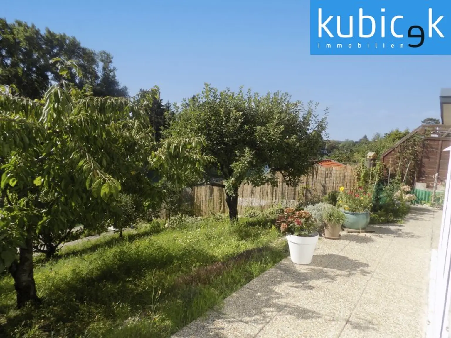 Moderner Sommer-Badebungalow mit direktem Wasserzugang auf Pachtgrund