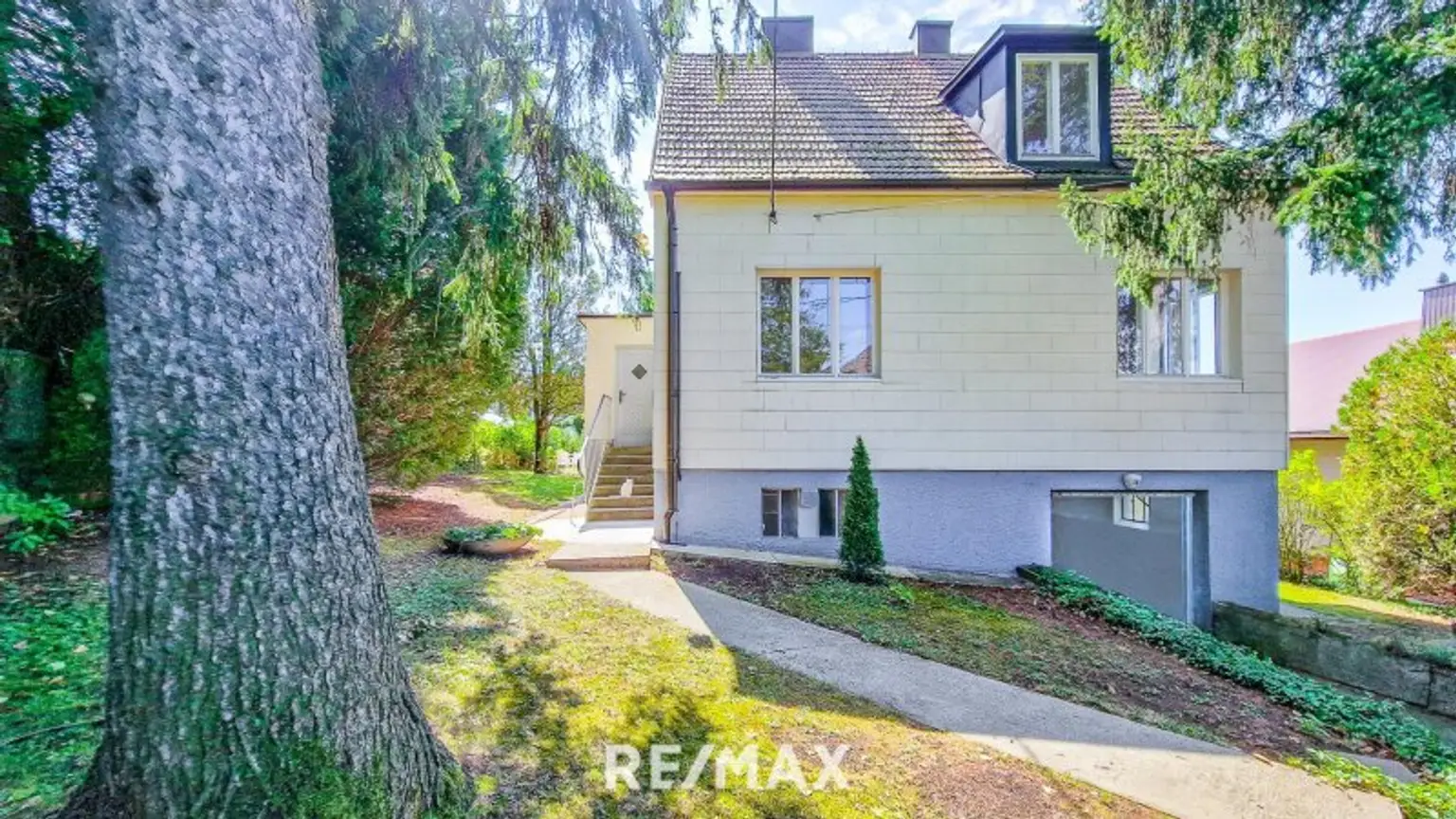 Vorgarten und Garageneinfahrt