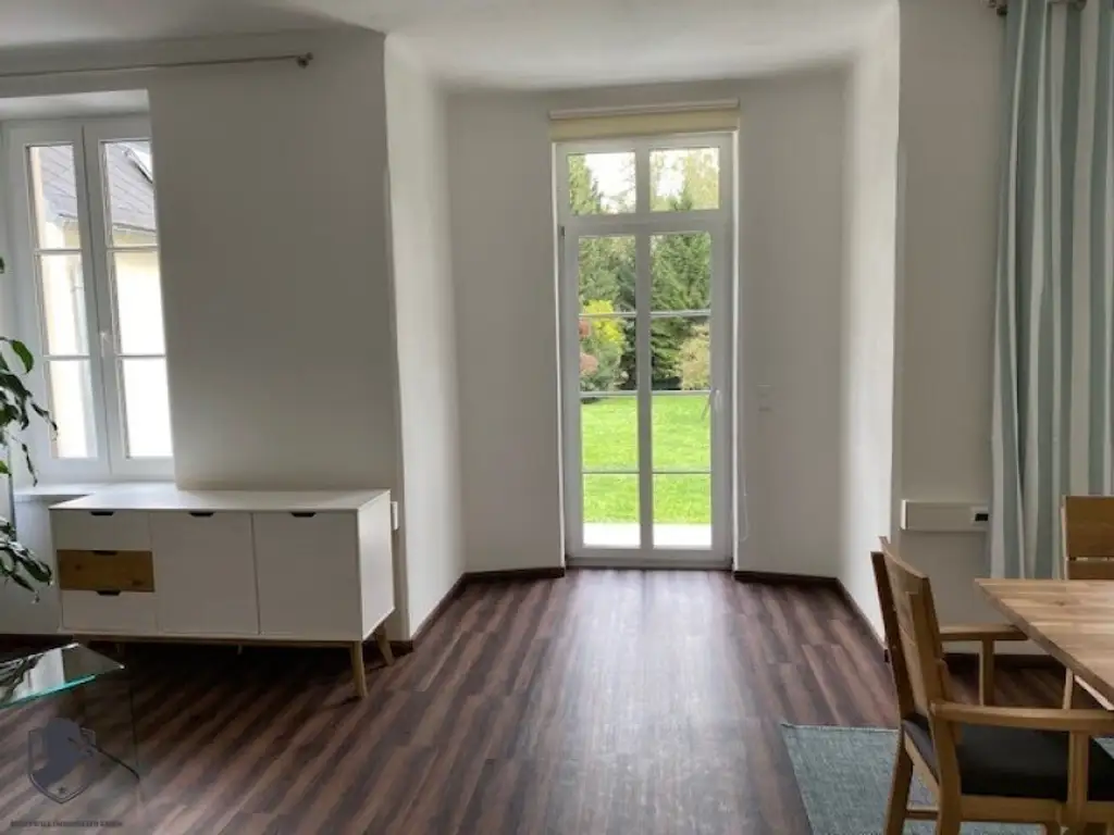 Außergewöhnliche Villa mit drei Wohneinheiten, Gewerbeeinheit & teilbarem Grundstück