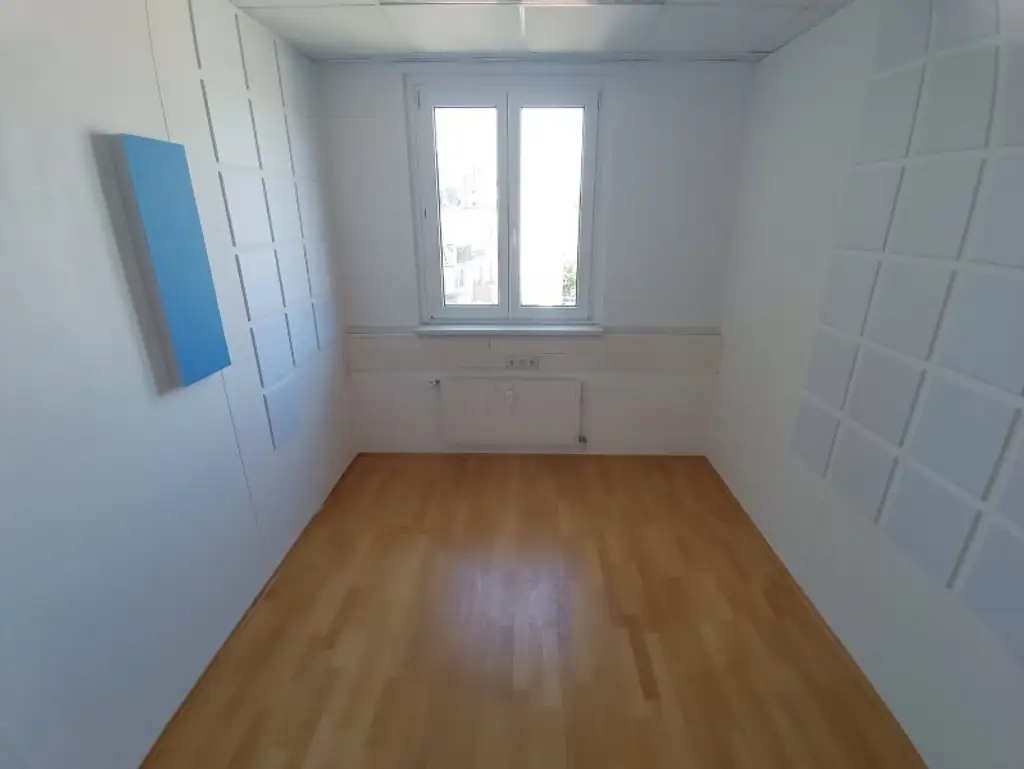 Großzügige Bürofläche mit rund 155 m² und Ausrichtung in den Innenhof! 6 Zimmer + Empfangsbereich direkt bei der Straßenbahn Yppengasse!