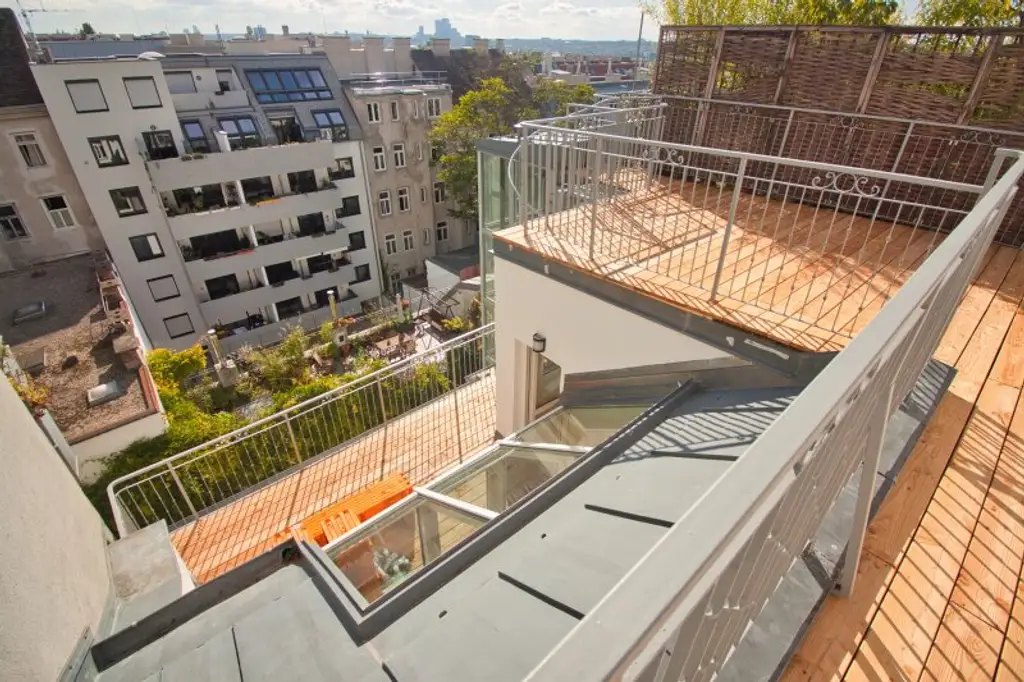 ERSTBEZUG | in 2005 ausgebautem DG | Terrasse auf Wohnebene und Dachterrasse mit Blick auf Gloriette | Klimaanlage