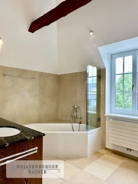 WOHNEN AM SEE /// REPRÄSENTATIV UND GROSSZÜGIG /// ELEGANTE SEEVILLA MIT ZWEI SEPARATEN EINHEITEN