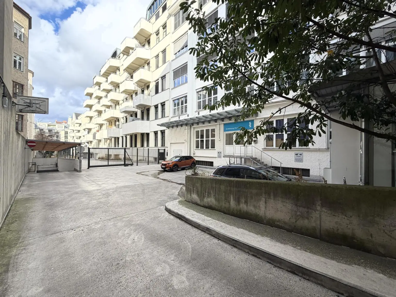 Einfahrt Wohnhausanlage