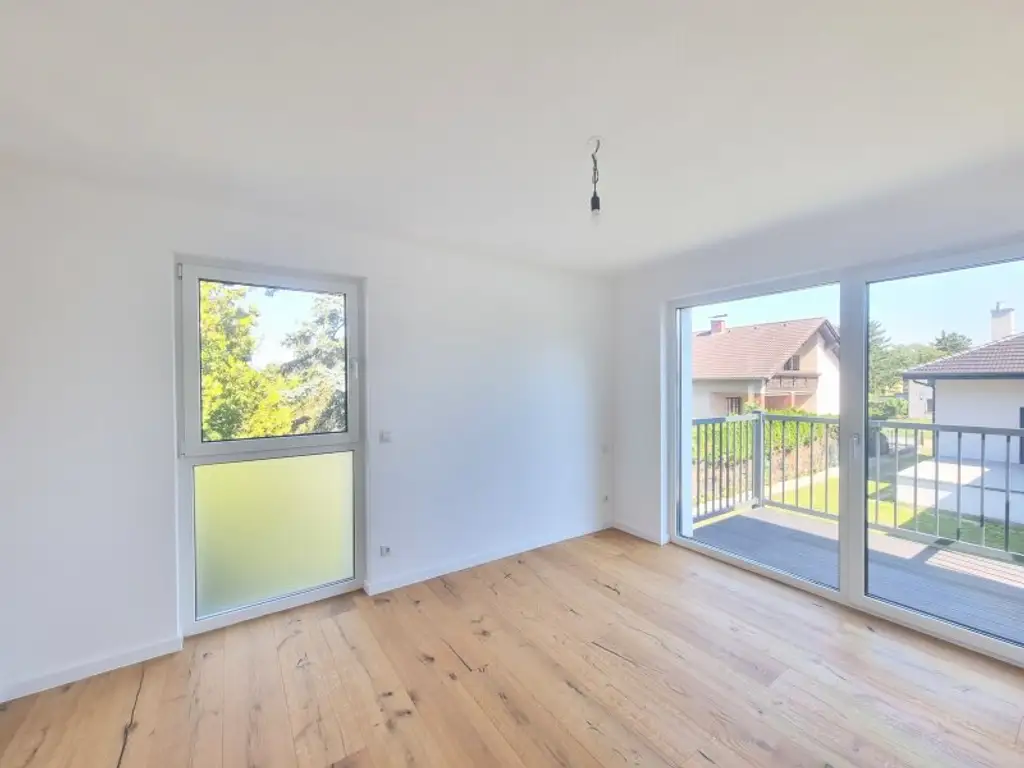 Modern & komfortabel: Erstbezug mit Terrasse und Garten, zwei Balkonen, Dachterrasse & eigenem PKW-Stellplatz