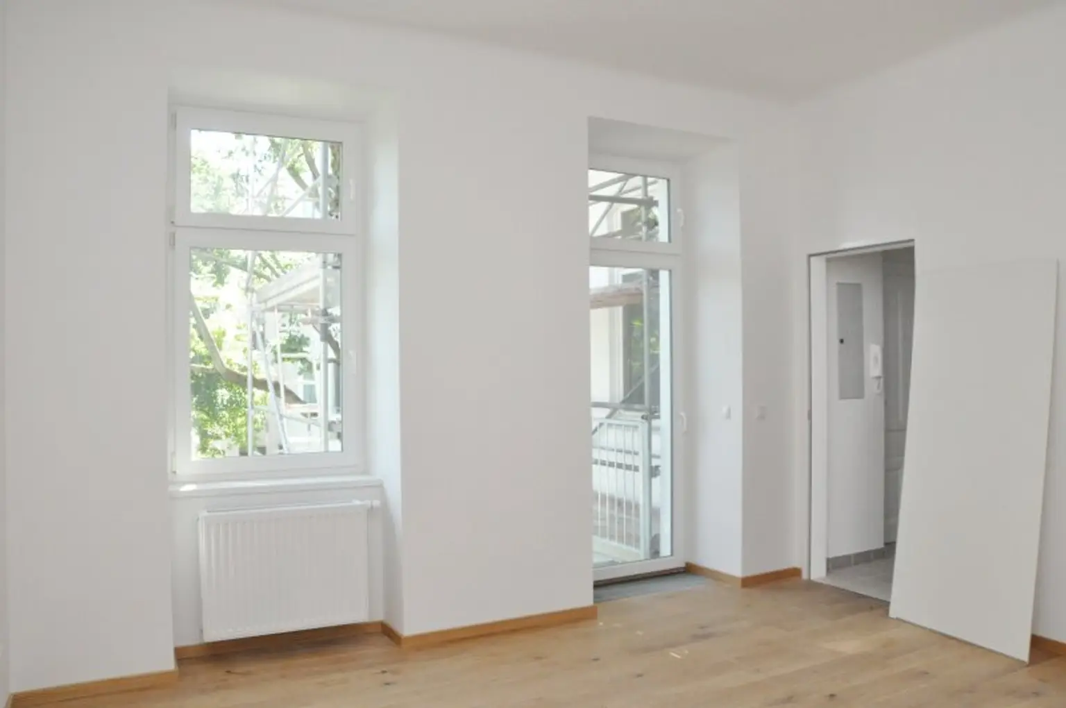 Erstbezug | Top sanierte 2-Zimmer Maisonette | 2 Balkone | unbefristet