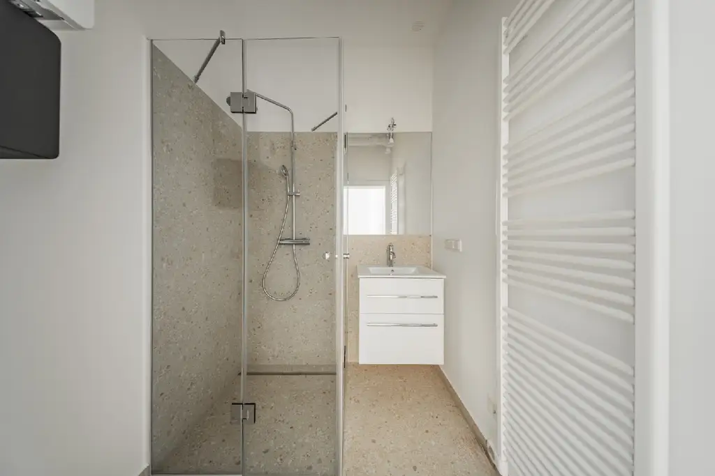 Sanierte Altbauwohnung in ruhiger Innenhoflage – hochwertiger Erstbezug mit Stil!