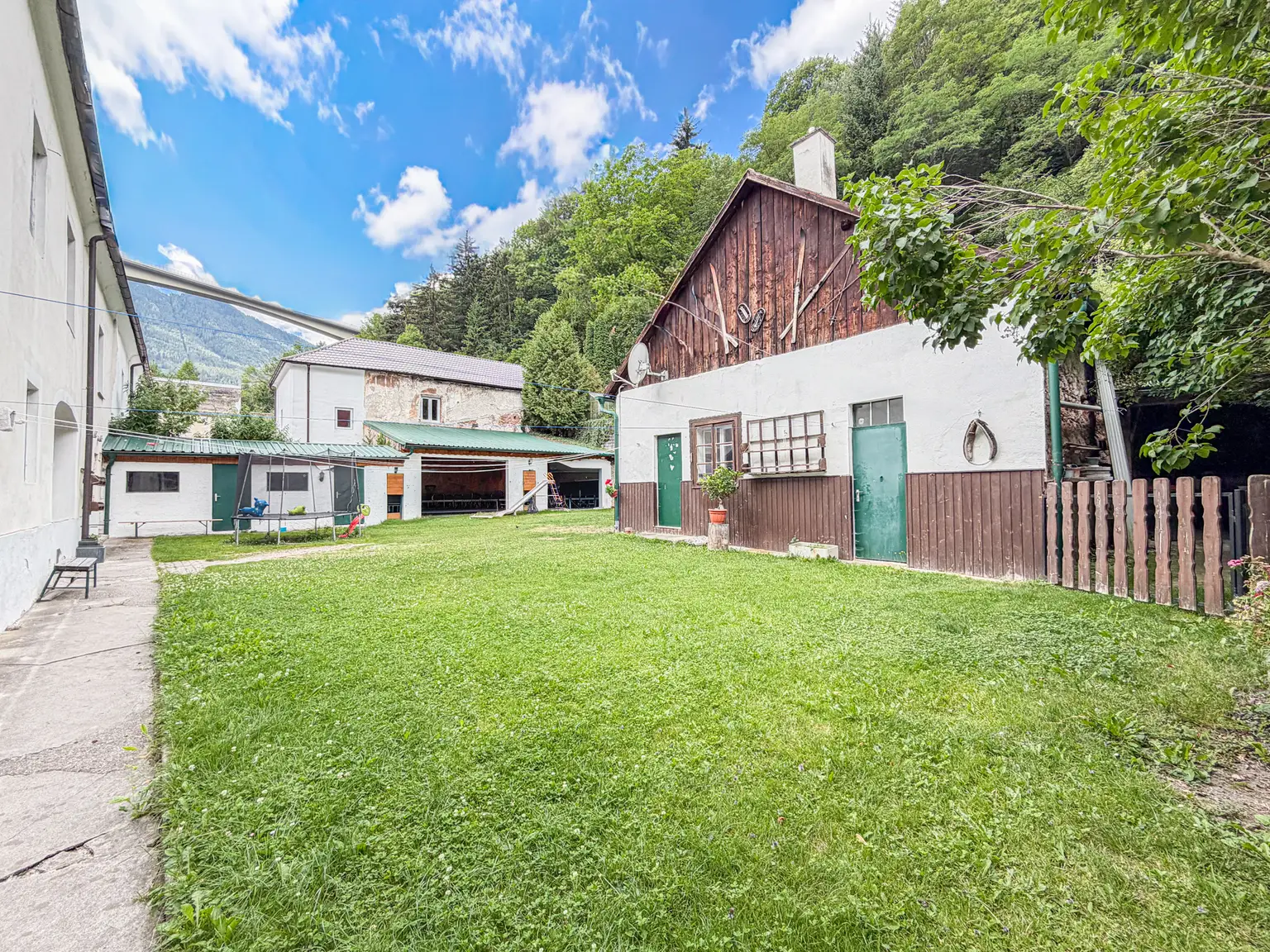 Mehrfamilienhaus mit 5 Wohneinheiten zu verkaufen!