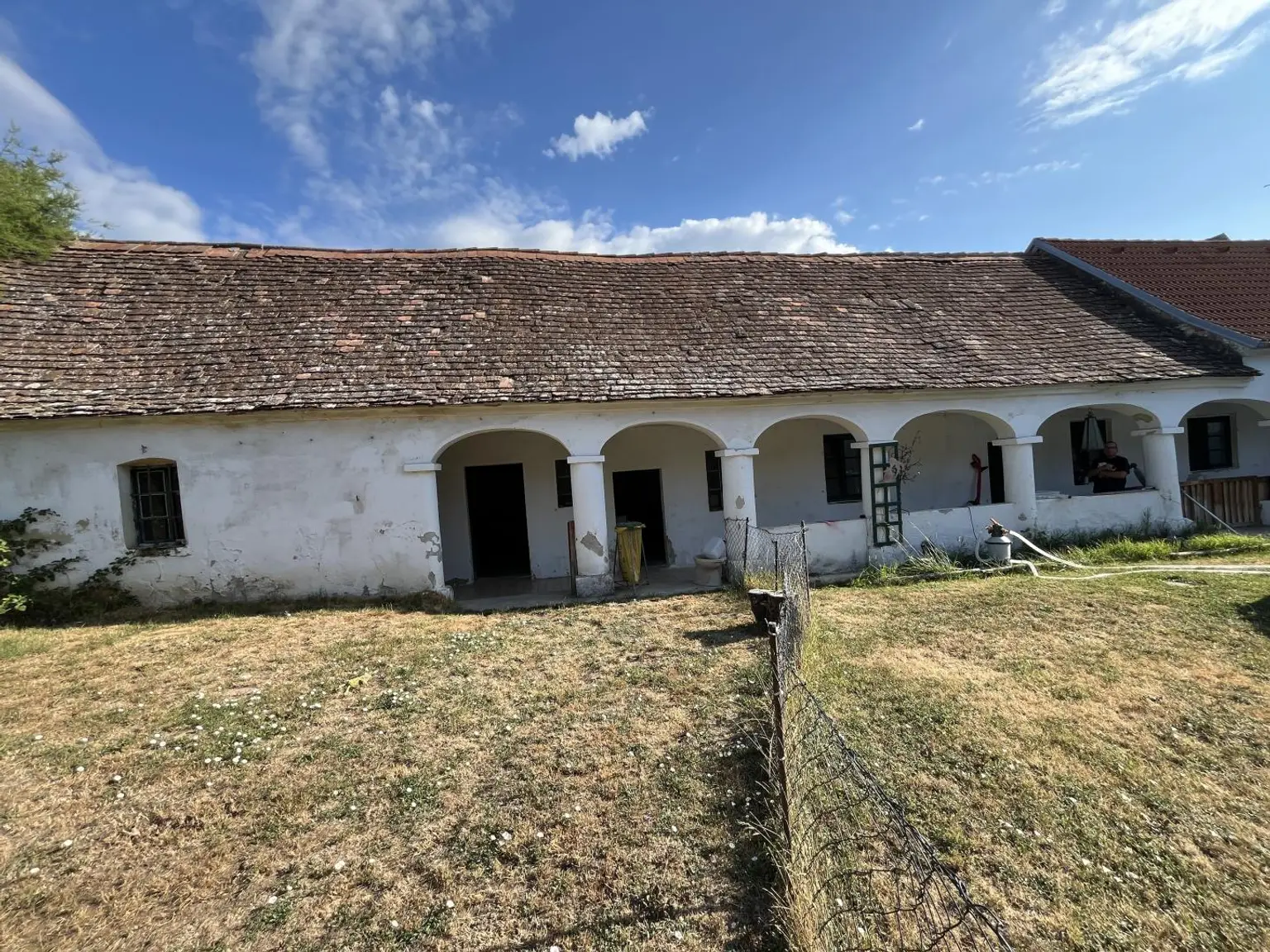 Garten mit Arkadengang mit div. Abstellräumen
