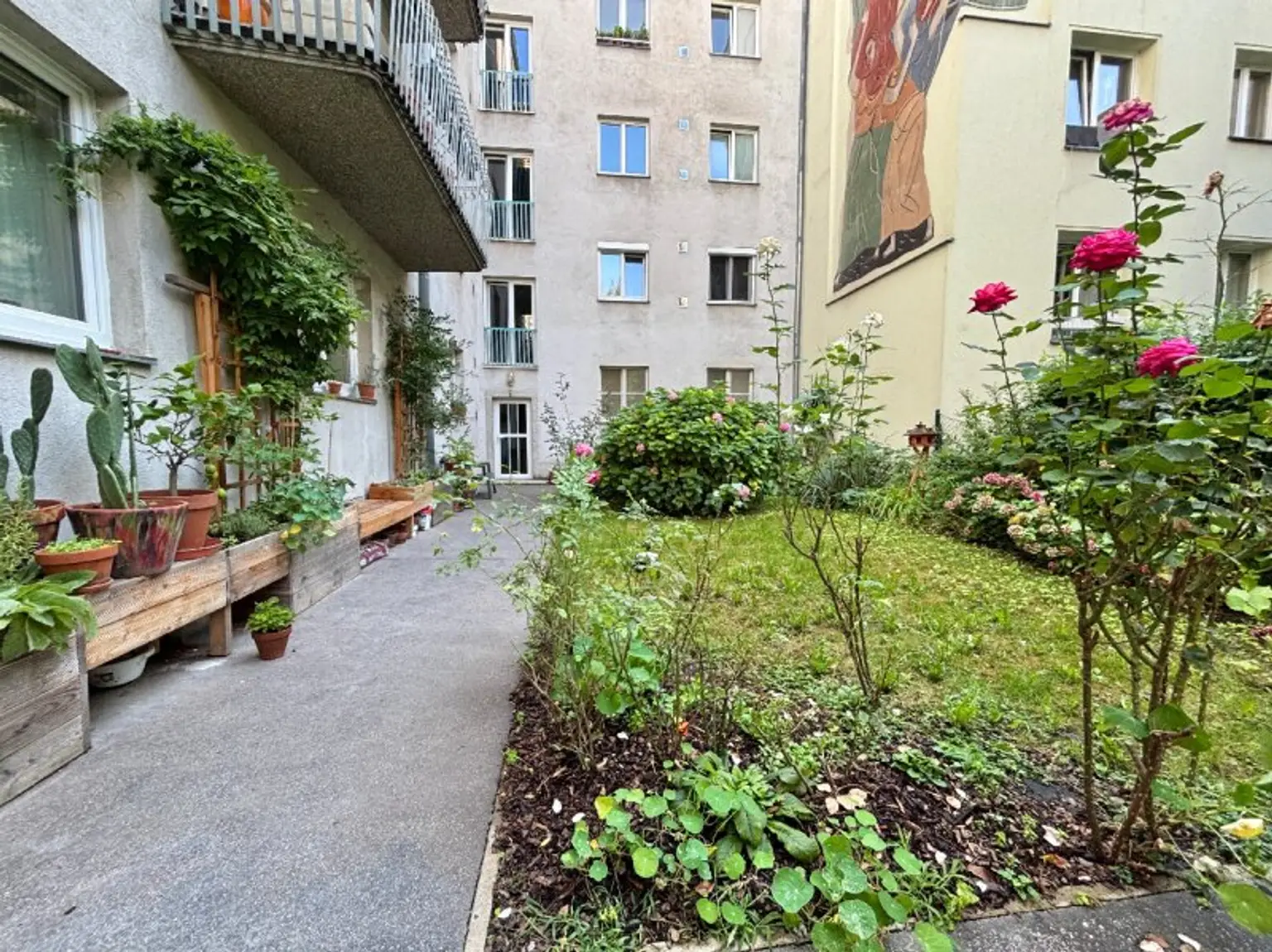 ERSTBEZUG nach Sanierung mit Südwestloggia in den begrünten Innenhof | Nähe Obkirchermarkt I Fotos vor Sanierung – Fertigstellung in Kürze