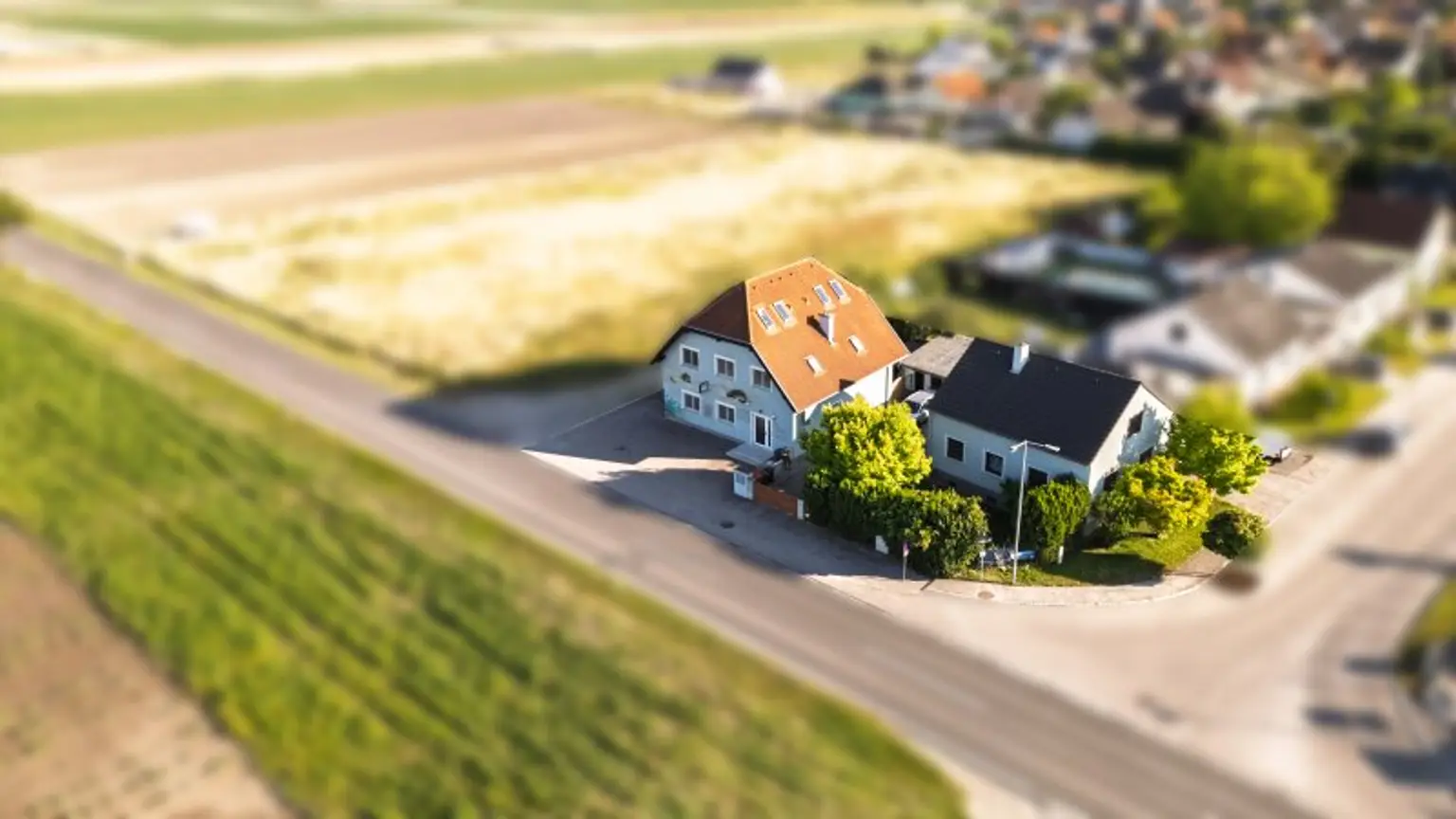 Kapitalanlage mit Potential – 2 Häuser auf Eckgrundstück mit rund 938 m² Grundstücksfläche!