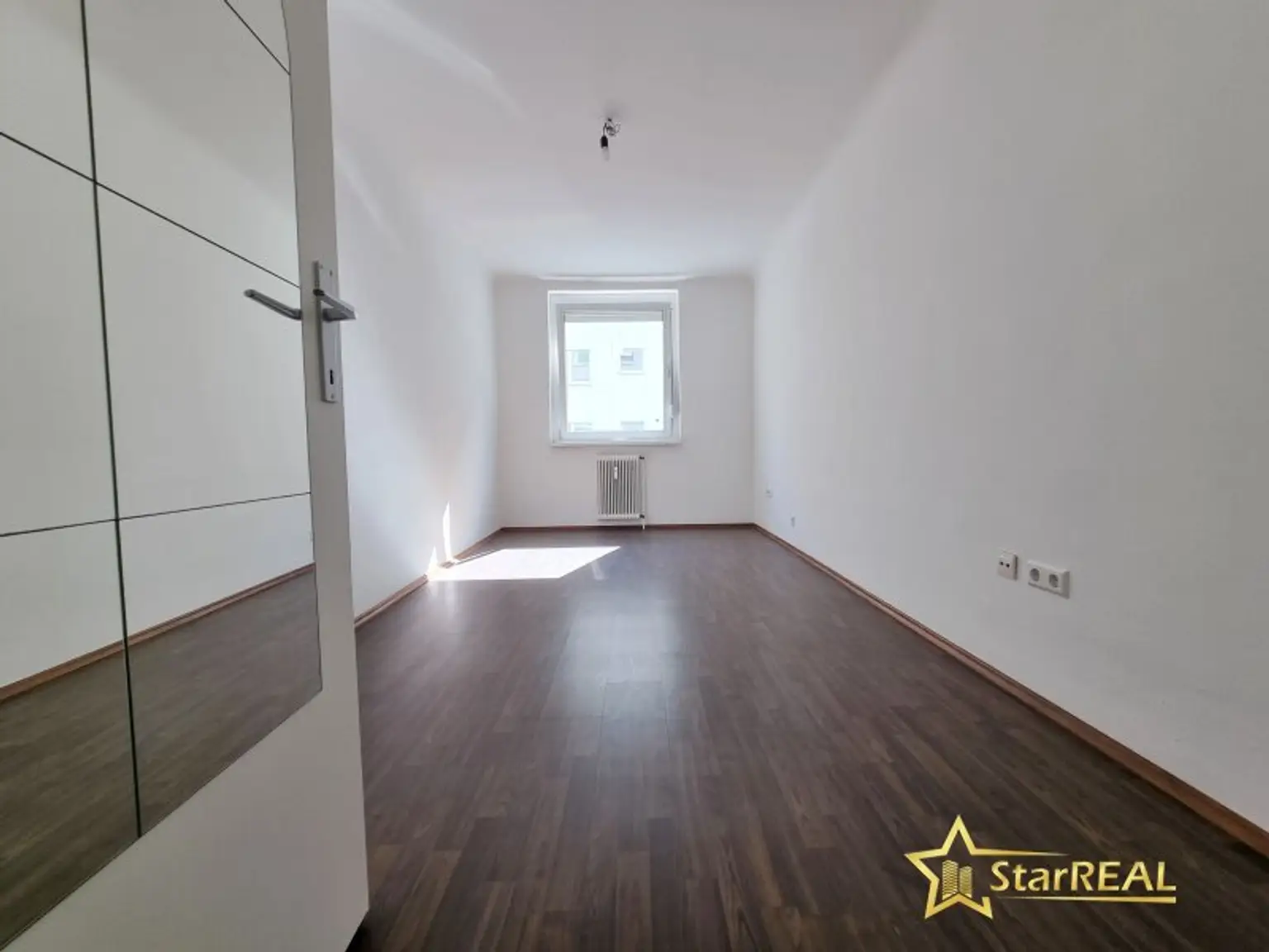 FERNWÄRME-HEIZUNG! ÄUSSERST GEPFLEGTE 3 ZIMMER-WOHNUNG IM 2. LIFTSTOCK. ZENTRALE, RUHIGE LAGE.