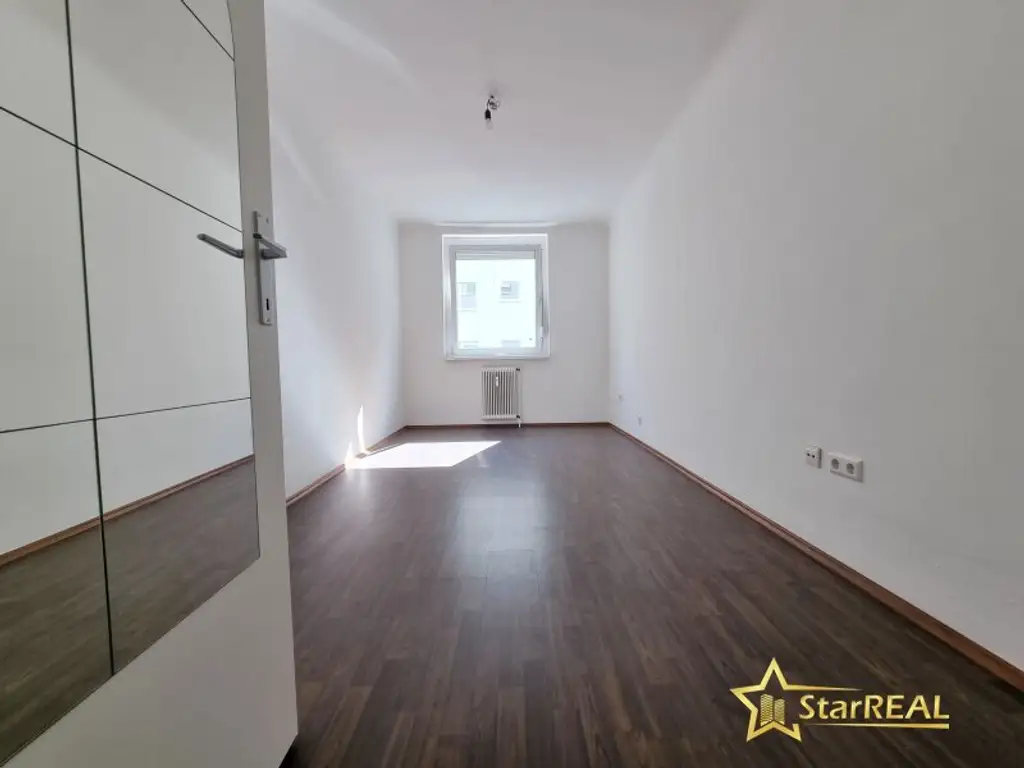 FERNWÄRME-HEIZUNG! ÄUSSERST GEPFLEGTE 3 ZIMMER-WOHNUNG IM 2. LIFTSTOCK. ZENTRALE, RUHIGE LAGE.