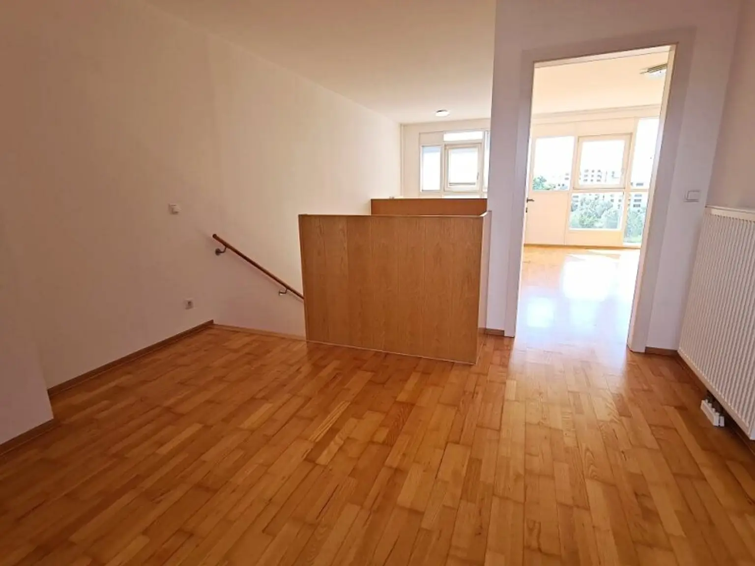 INNSTRASSE, FERNBLICK, unbefristete 97 m2 Dachgeschoß-Maisonette mit Loggia, 2 Zimmer, Komplettküche, Wannenbad, Parketten, gefördert