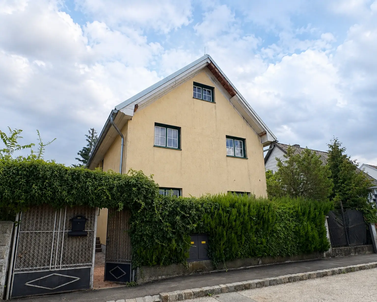 02. Haus Straßenansicht