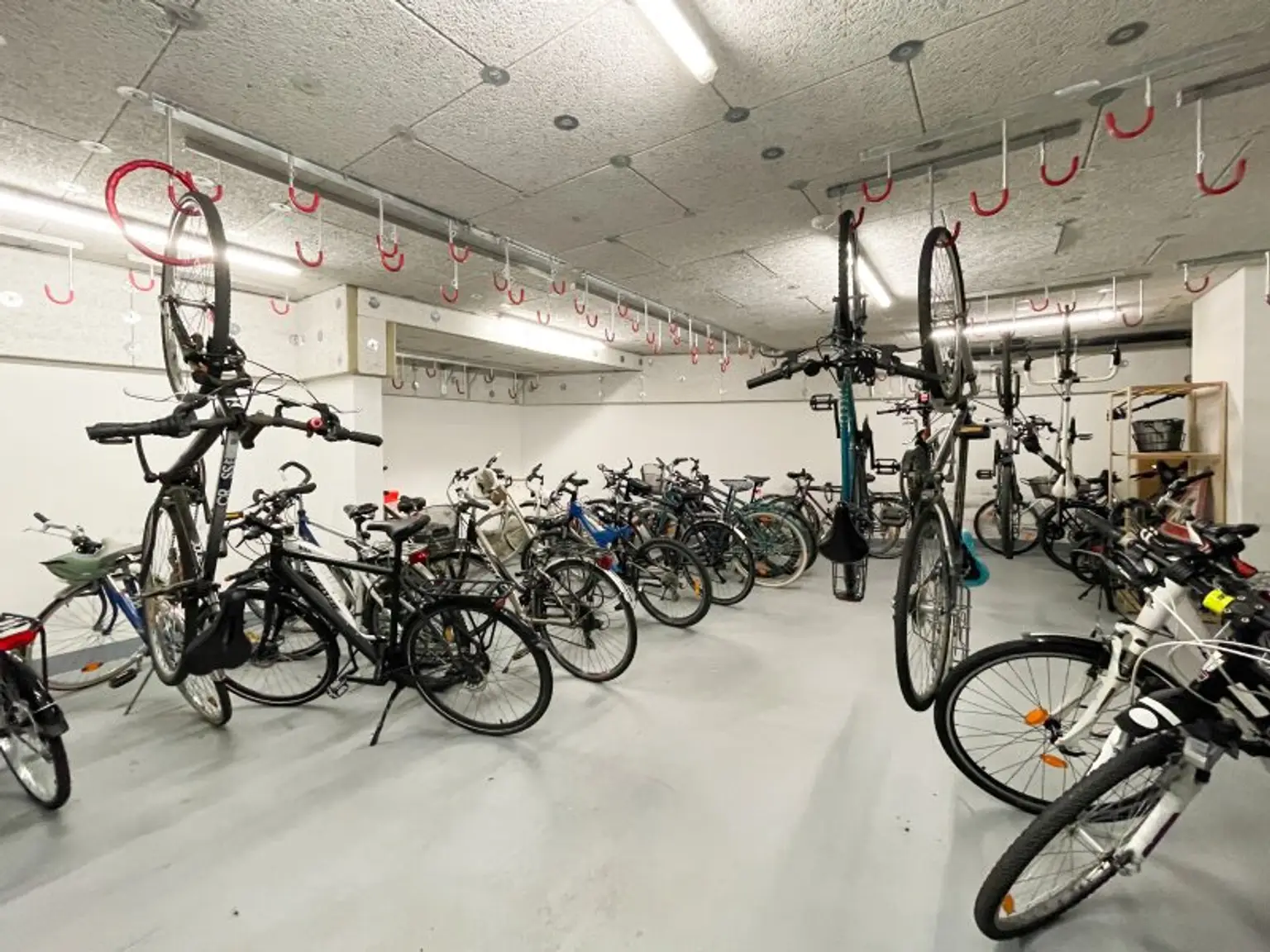 U3 Kendlerstraße: helle ruhige klimatisierte 2-Zimmer-Dachgeschosswohnung mit Loggia/Balkon