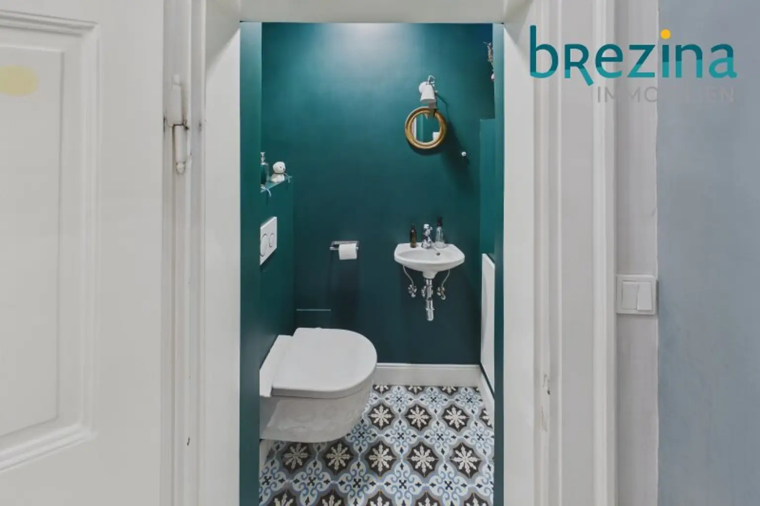WC mit Handwaschbecken