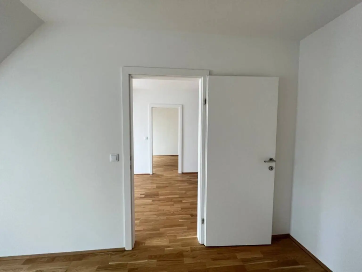 EXKLUSIVES WOHNEN IN RUHIGER LAGE MIT BALKON & GARAGE – IDEAL ZUR ANLAGE